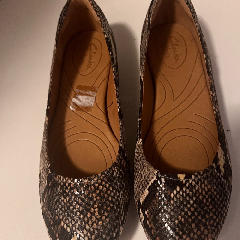 Clarks Women's Snakeskin Pattern Flats - Black and Brown
